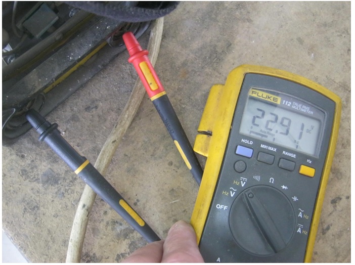 dc voltage test by fluke meter